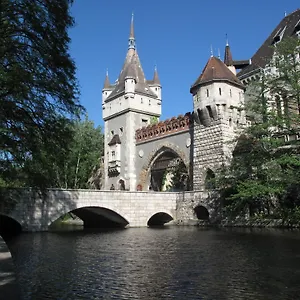 https://apt-white-gold.inbudapesthotels.com